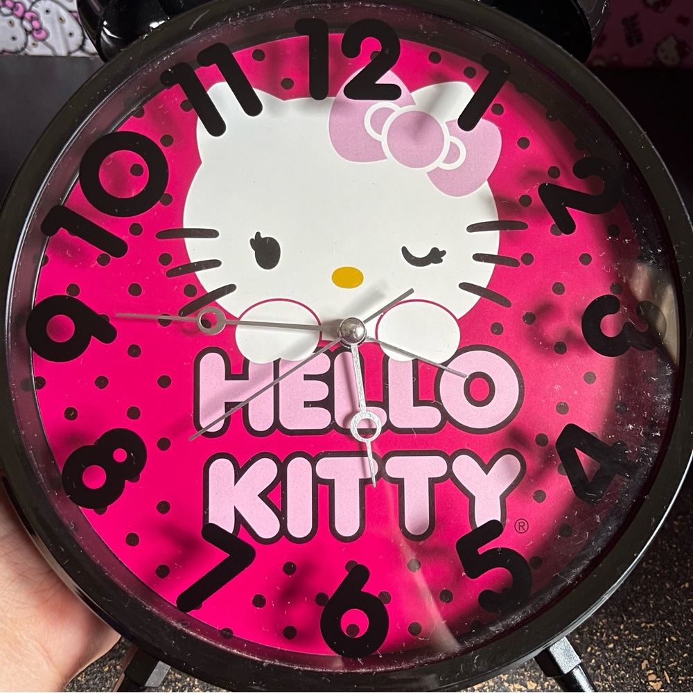 Hello Kitty Clock - Picture 5 of 9